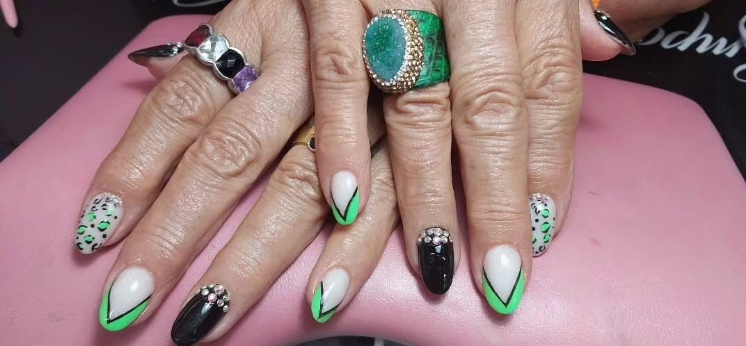 uDiseño de uñas acrílicas en Hospitalet | Sonia Peluquería – Manicura profesional y personalizada.